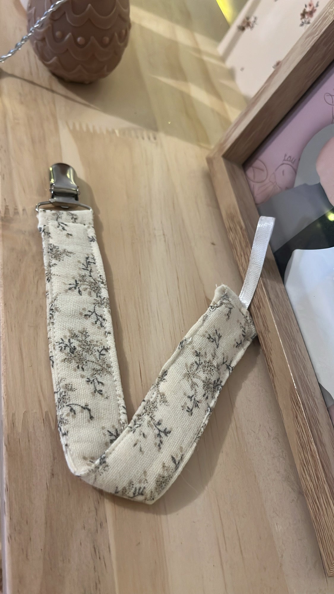 Attache tétine tissus